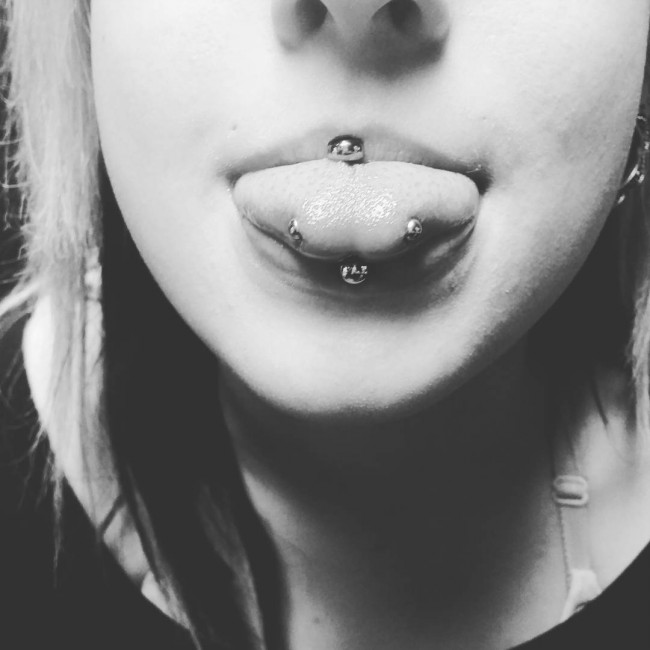 Snake Eyes Piercing [50 Ideas]: Pain Level, Healing Time, Cost ...