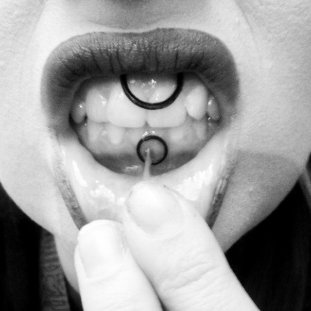 lagere frenulum piercing zwarte ring sieraden