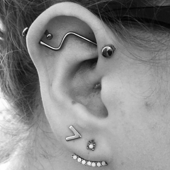 Forward Helix Piercing [50 Ideas]: Pain Level, Healing Time, Cost ...