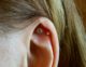 pěkný dvojitý piercing chrupavky v uchu