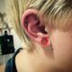 doppio piercing alla cartilagine sull'orecchio
