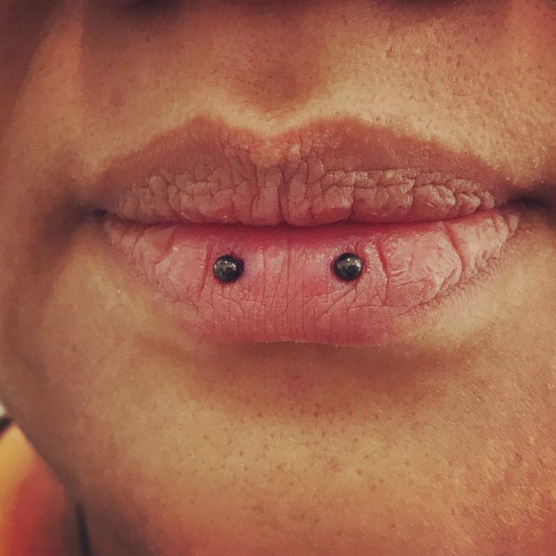 Fonkelnieuw Horizontal Lip Piercing [30 Ideas]: Pain Level, Healing Time, Cost GZ-95