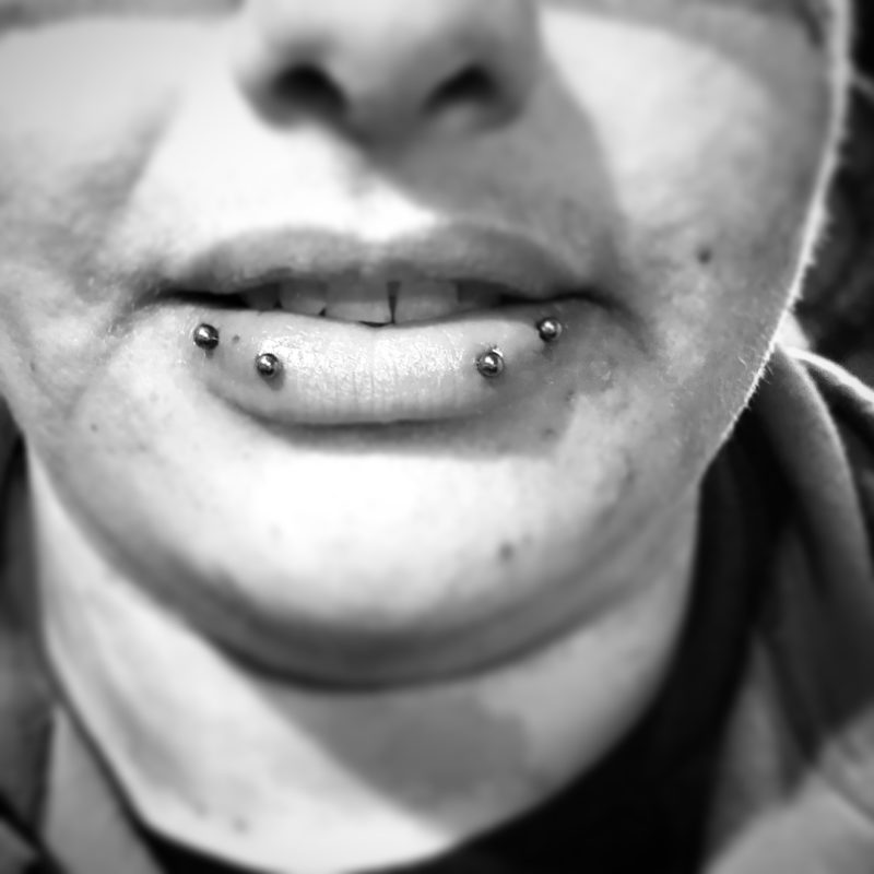 horizontal-lip-piercing-30-ideas-pain-level-healing-time-cost