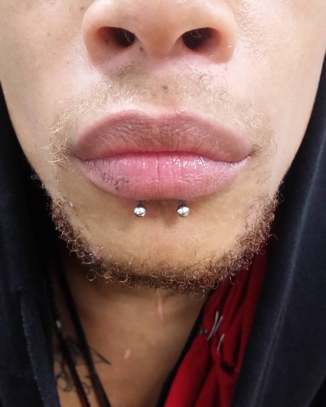 dolfijnbeten piercing op mannen met grote lippen