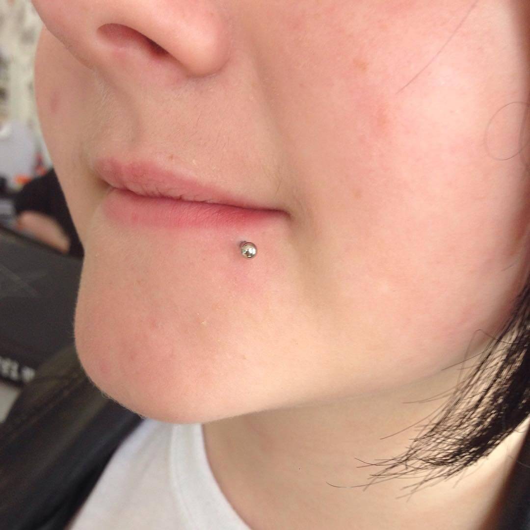 Labret Piercing 60 Ideas Pain Level Healing Time Cost Experience 